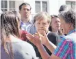 ?? FOTO: IMAGO-IMAGES.DE ?? Angela Merkel (Dritte von rechts) lässt sich von Altenburge­r Bewohnern ihre Erlebnisse der Flutkatast­rophe schildern.