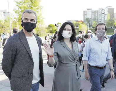  ?? KIKO HUESCA / EFE ?? Toni Cantó, Isabel Díaz Ayuso y José Luis Martínez-Almeida, en un acto de precampaña el pasado miércoles.