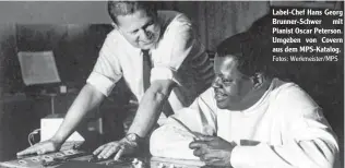  ?? Fotos: Werkmeiste­r/MPS ?? Label-Chef Hans Georg Brunner-Schwer mit Pianist Oscar Peterson. Umgeben von Covern aus dem MPS-Katalog.