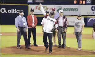  ?? CORTESÍA GIGANTES ?? Luis Silverio, ex ejecutivo de los Gigantes al momento de realizar el pitcheo simbólico en el choque que ganaron las Aguilas anoche.