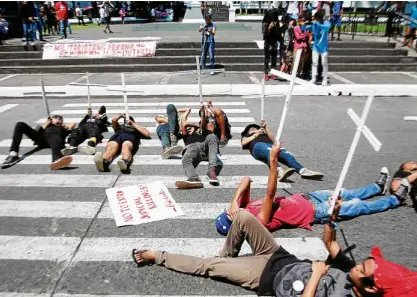  ?? —GEORGE GIO BRONDIAL ?? In Legazpi City, crosses symbolize protesters’ call to stop extrajudic­ial killings.