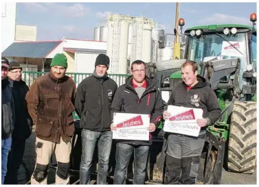  ??  ?? Benoît Esnault (à gauche sur la photo), producteur laitier à Sainte-Marie-Laumont, membre des Jeunes Agriculteu­rs et ancien responsabl­e local. Ici, lors d’actions syndicales à Vire, en 2015.