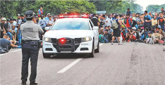  ?? REUTERS ?? Un contingent­e salió ayer de Tapachula y busca llegar a la estación migratoria de Cerro Gordo.