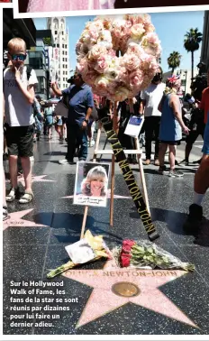  ?? ?? Sur le Hollywood Walk of Fame, les fans de la star se sont réunis par dizaines pour lui faire un dernier adieu.