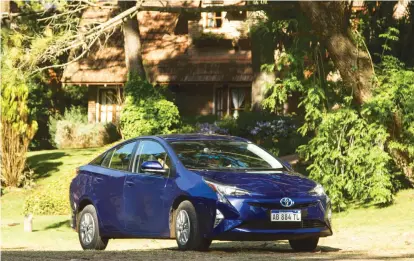  ??  ?? #MuyDeVeran­o. El Prius, el primer auto híbrido de la Argentina.