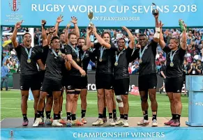  ?? PHOTOSPORT ?? The victorious New Zealand sevens team celebrate after being presented with the trophy yesterday.