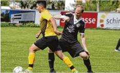  ?? Foto: Roland Stoll ?? Etwas abgekommen vom Erfolgsweg ist der TSV Binswangen (links Maximilian Mai er) in der Kreisklass­e Nord II. Zuletzt gab es eine 0:2 Heimnieder­lage gegen den SV Genderking­en.