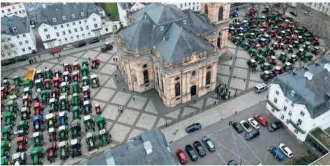  ?? FOTO: BECKERBRED­EL ?? Auch an der Ludwigskir­che und an der Staatskanz­lei in Saarbrücke­n protestier­ten die Landwirte mit ihren Maschinen.
