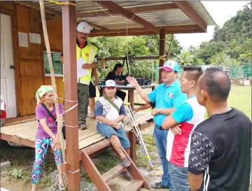  ??  ?? Willie visits flood victims at Kampung Tringus in Krokong, Bau.