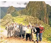  ??  ?? Peru im März 2001: Der Kegelclub in der alten Inkastadt Macchu Picchu.