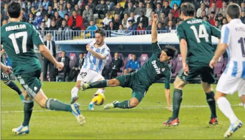  ??  ?? GOLAZO CON EL MÁLAGA. Isco abrió el marcador, con un derechazo, en la última victoria del Málaga contra el Madrid en La Rosaleda (2012).