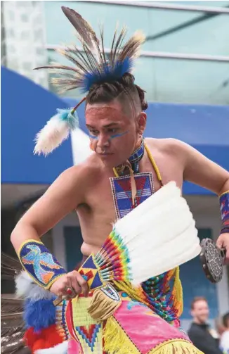  ?? ANGELIKA KAGAN ISTOCK ?? Un jeune homme issu des Premières Nations effectuait une performanc­e de danse traditionn­elle pendant le défilé de la Fierté gaie de Vancouver, en 2016.