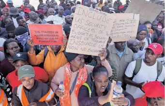  ?? | JACQUES NAUDE African News Agency (ANA) ?? EFF members and outsourced workers protest outside Tshwane House yesterday.