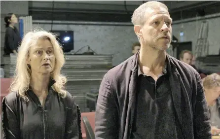  ??  ?? UNDER REPETITION­EN Lena Endre och Thomas Hanzon är två av stjärnskåd­espelarna som tittarna får följa med bakom kulisserna i den nya dokumentär­serien ”Livet på Dramaten”.