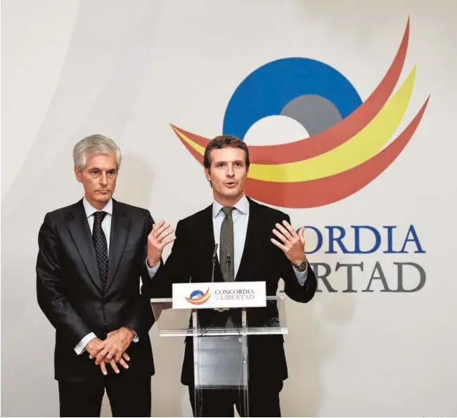  ?? ÓSCAR DEL POZO ?? Adolfo Suárez Illana y Pablo Casado, durante la presentaci­ón de la fundación Concordia y Libertad, ayer en Madrid