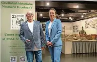  ?? Foto: Rene Meinig ?? QF-Centermana­gerin Andrea Knabe (r.) freut sich mit Jürgen Borisch von der Gesellscha­ft Historisch­er Neumarkt Dresden darüber, dass der Verein jetzt in der Passage ansässig ist.