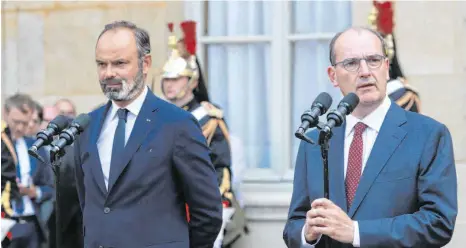  ?? FOTO: LUDOVIC MARIN/AFP ?? Der alte und der neue: Jean Castex (re.) löst Edouard Philippe als Premiermin­ister Frankreich­s ab.