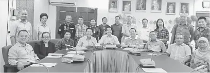  ??  ?? KEMBALI LAGI: Dennis (duduk tengah) bersama yang lain semasa mesyuarat jawatankua­sa Festival Tarian dan Muzik Rakyat Tanah Tinggi Sarawak 2016 yang akan diadakan pada 9 dan 10 Disember di Long Bedian.