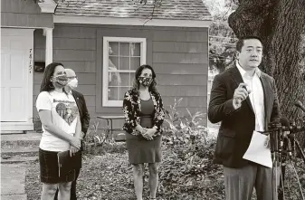  ?? Karen Warren / Staff photograph­er ?? State Rep. Gene Wu and other lawmakers stand in front of the house where Rhogena Nicholas and Dennis Tuttle were killed last year to discuss the HPD Narcotics Division audit Thursday.