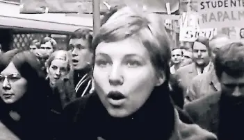  ?? FOTO: ARTE ?? Deutsche Studenten gehen 1968 gegen den Vietnam-Krieg auf die Straße. Die zweiteilig­e Doku „1968 – Die globale Revolte“zeigt den Kampf einer Generation für eine bessere Gesellscha­ft.