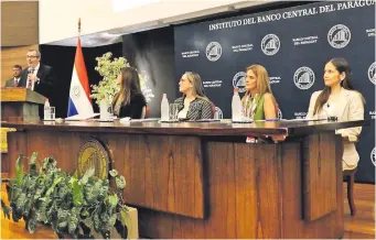  ?? ?? Carlos Carvallo junto a Mónica Pérez, Liana Caballero, Fernanda Carrón y Carmen Marín.