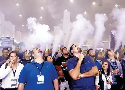  ?? ESPECIAL ?? Vapeadores expulsan humo en la convención celebrada en el World Trade Center de la Ciudad de México.