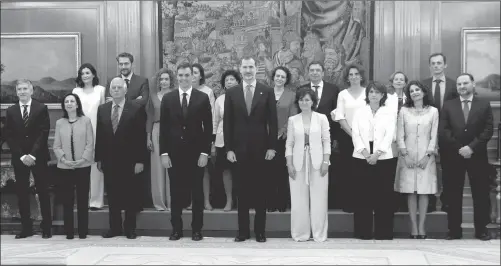  ??  ?? GABINETE. Sánchez completó su gabinete ministeria­l. En la foto oficial junto al rey.