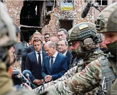  ?? Foto: AFP ?? Scholz, Macron, Draghi und Johannis besuchten gestern den teils zerstörten Kiewer Vorort Irpin. Nach dem Rückzug der Russen waren dort Ende März knapp 300 teils hingericht­ete Zivilisten gefunden worden.