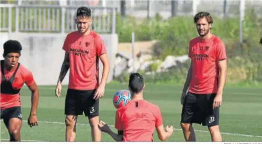  ?? FOTOS: J..L. CONTRERAS / LALIGA ?? Franco Vázquez, integrado en un rondo junto a otros jugadores del Sevilla en el entrenamie­nto de ayer.