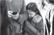  ??  ?? Una niña atemorizad­a abraza a un pariente.