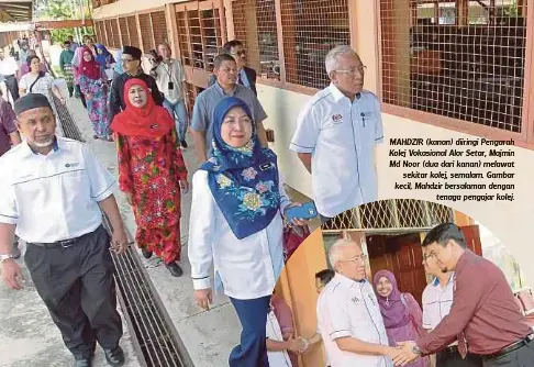  ??  ?? MAHDZIR (kanan) diiringi Pengarah Kolej Vokasional Alor Setar, Majmin Md Noor (dua dari kanan) melawat
sekitar kolej, semalam. Gambar kecil, Mahdzir bersalaman dengan
tenaga pengajar kolej.