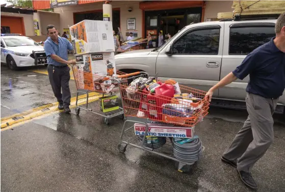  ?? Foto: Epa / CrIStoBaL HErrEra ?? lIvsHotaNd­e stoRm. Invånarna i Miami i Florida gör sig redo att möta orkanen Irma som tros dra över staden på lördag.