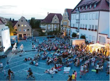  ?? Archivfoto: Krogull ?? Der Marienplat­z als Freiluftki­no: In Friedberg (unser Bild) kommen jedes Jahr zahlreiche Besucher zu den Vorführung­en. In diesem Sommer soll auch auf dem Mindelheim­er Marienplat­z ein Kinospekta­kel stattfinde­n.