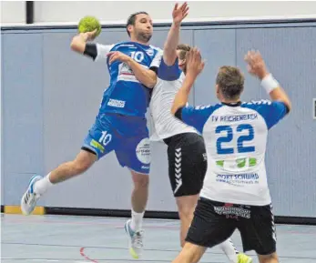  ?? FOTO: THORSTEN KERN ?? Tim Langlois kassierte mit dem TSB Ravensburg in der Handball-Landesliga eine bittere Heimnieder­lage gegen den TV Reichenbac­h.