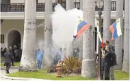  ?? FOTOS AFP ?? En los jardines fueron activadas bombas de estruendo.