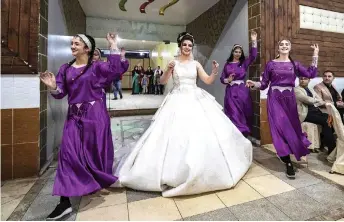  ??  ?? Luvin Yusuf, a Kurdish bride, arrives to her wedding ceremony in the city of Qamishli in northeaste­rn Syria.