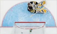  ?? JONATHAN HAYWARD THE CANADIAN PRESS ?? Hamilton Bulldogs goalie Kaden Fulcher reacts to a goal by the Regina Pats during Memorial Cup semifinal action Friday.