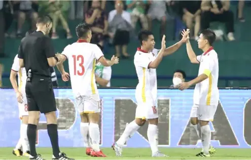  ?? Minh Quyết
VNA/VNS Photo ?? TOP OF THE TABLE: Vietnamese players celebrate a goal during the 2-0 win over Timor Leste yesterday at the Việt Trì Stadium in Phú Thọ Province.