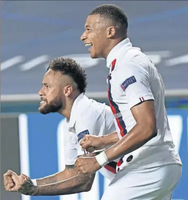  ??  ?? Neymar y Mbappé celebran la victoria del PSG sobre el Atalanta.