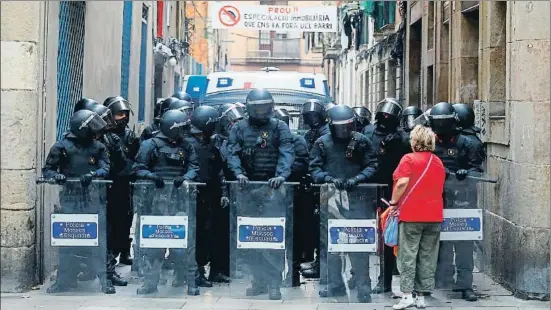  ?? QUIQUE GARCIA / EFE ?? Desplegame­nt de la policia de la Generalita­t ahir al Raval en el desallotja­ment d’una dona i dos menors