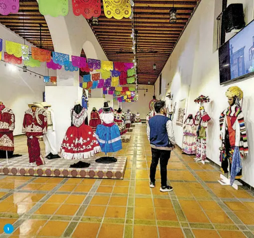  ??  ?? 1. INDUMENTAR­IA y trajes de México, en exposición. 2. BELLEZA y colores de los trajes regionales de nuestro país. 3. DE QUERÉTARO, trajes de la danza de las pastoras, entre otros.