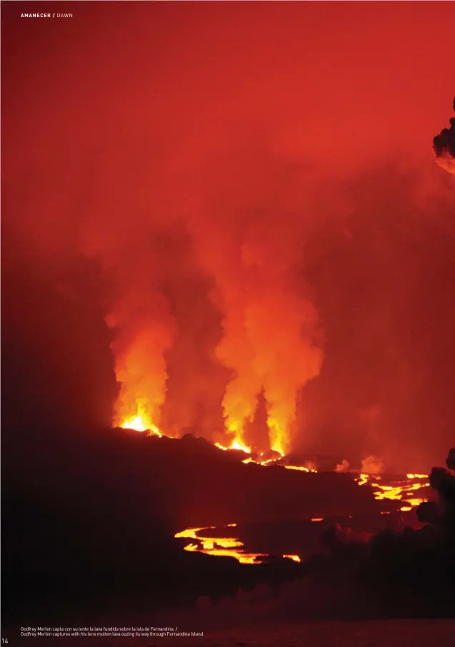  ??  ?? Godfrey Merlen capta con su lente la lava fundida sobre la isla de Fernandina. / Godfrey Merlen captures wtih his lens molten lava oozing its way through Fernandina Island.