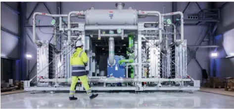  ?? FOTO: ROLF VENNENBERN­D/DPA ?? Diesen Elektrolys­eur nutzt ein Unternehme­n in der Ruhrgebiet­sstadt Oberhausen, um Wasserstof­f herzustell­en. Ab 2027 sollen solche Elektrolys­eure auch aus Völklingen-Fenne „grünen“Wasserstof­f liefern.
