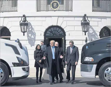  ?? [ Imago/UPI Photo ] ?? Donald Trump, jüngst bei einem Trucker-Treffen vor dem Weißen Haus: Schwer sind die Probleme, die sich seiner Regierung stellen – und sie sind auch oft selbst gemacht.