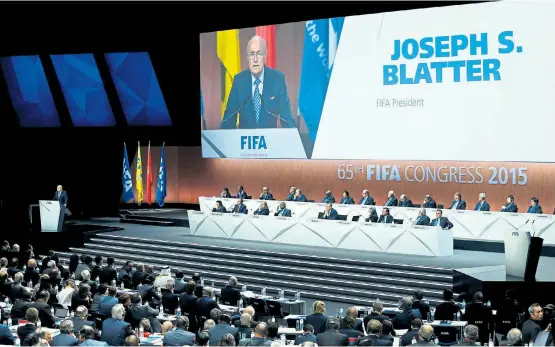  ??  ?? Alles hört auf den Chef. Und jene, die beim 65. Fifa-Kongress nicht mehr auf Joseph S. Blatter hören wollten, bekamen vom Schweizer einiges
zu hören. Etwa, dass in der momentanen Situation Teamgeist gefragt sei. Und dass er unmöglich die ganze Schuld...