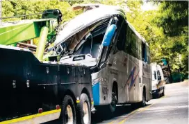  ?? FOTO ?? El conductor del bus de Sotraurabá al parecer perdió el control del vehículo por el estallido de una llanta.