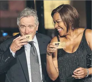  ?? NURPHO ?? Robert De Niro amb la seva dona, Grace Hightower, bevent sake al Nobu