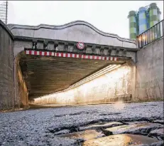  ??  ?? Der Straßenbel­ag und die etwa 400 Meter lange Tunnelröhr­e waren in einem äußerst maroden Zustand.