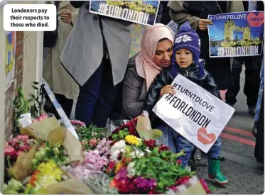  ??  ?? Londoners pay their respects to those who died.