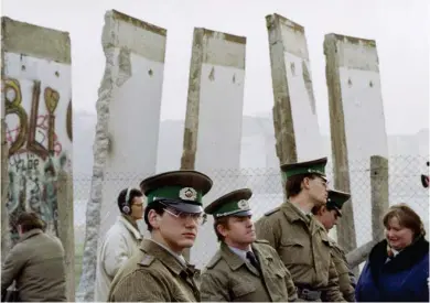  ?? JOHN GAPS/ ARCHIVO ?? Los guardias fronterizo­s de Alemania Oriental se paran frente a segmentos del Muro de Berlín que fueron retirados para abrir la muralla en el paso de Potsdamer Platz, en Berlín.